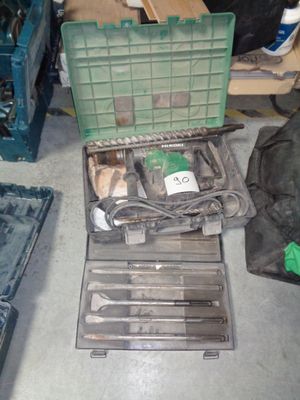 une boîte à outils posée par terre à côté d'autres outils