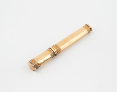 un vieux télescope en laiton posé sur une surface blanche, avec un fond blanc