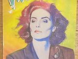 une photo d'un magazine avec une femme en couverture