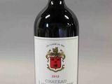 une bouteille de vin posée sur une table