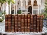 de nombreux livres anciens posés sur une table dans une cour