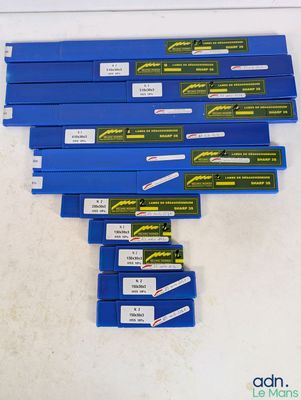 six piles bleues empilées les unes sur les autres sur une surface blanche