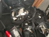 plusieurs sacs posés par terre à côté d'une chaise
