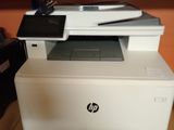 une imprimante posée sur un bureau