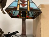 une lampe posée sur une table à côté d'une boîte