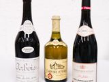 trois bouteilles de vin posées l'une à côté de l'autre sur une table