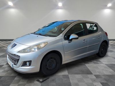 la petite voiture argentée est garée dans le garage sur un sol en damier