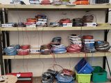 de nombreuses bobines de fil et des bobines posées sur une étagère