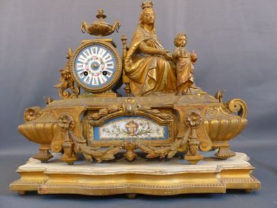 Pendule en métal doré ornée d'une Vierge avec l'Enfant Jésus…