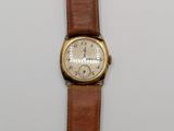 une image d'une montre-bracelet sur une surface blanche