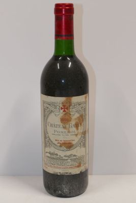 une bouteille de vin posée sur une table