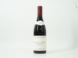 une bouteille de vin posée sur une table