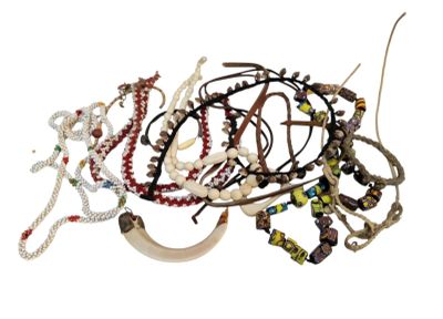 LOT de colliers en coquillages, perles, corde, perles millef…