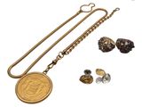 un gros plan sur un collier orné d'une pièce de monnaie et d'autres bijoux