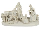 une figurine représentant un groupe de personnes assises sur un banc