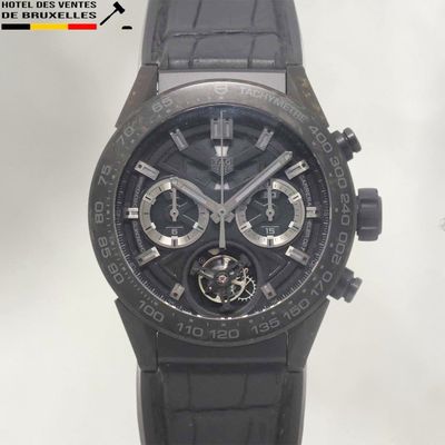 Gros plan sur une montre à cadran noir