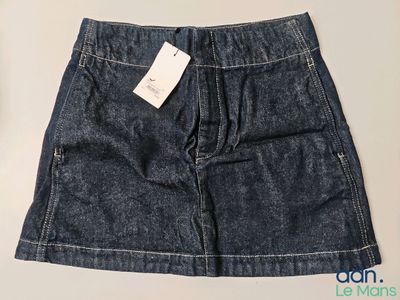un gros plan sur une jupe en jean avec une étiquette