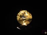 gros plan d'un diamant jaune sur une surface noire