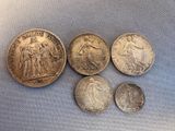 trois pièces d'argent sur lesquelles figurent les portraits d'une femme et d'un homme