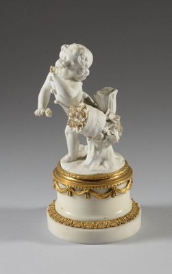 paire de figurines en porcelaine représentant un garçon et un chien, posées sur un socle en marbre