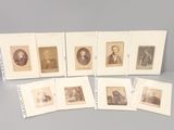 Plusieurs vieilles photos d'hommes et de femmes sont disposées sur une table