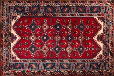 un tapis rouge et bleu orné d'un motif en forme de diamant