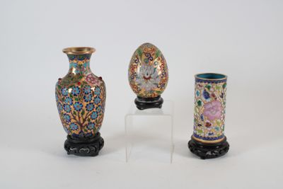 trois vases posés sur un socle
