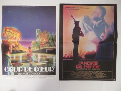 deux affiches de cinéma accrochées au mur d'une pièce