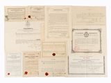 un vieux document sur lequel figurent de nombreux papiers et cachets