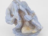 une sculpture bleue et blanche représentant un coquillage contenant un autre coquillage