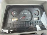 un gros plan sur le tableau de bord d'une voiture avec un compteur de vitesse