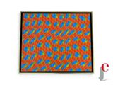 une peinture abstraite orange et bleue sur un mur blanc, à côté d'une peinture rouge et bleue