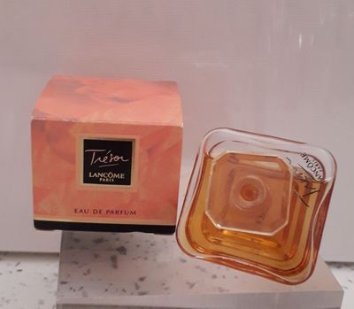 une photo d'un flacon de parfum posé sur un comptoir