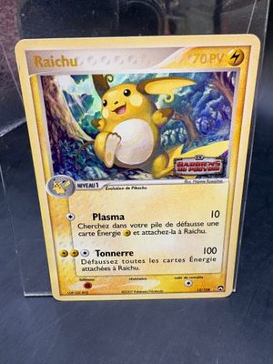 une carte Pokémon exposée dans une vitrine