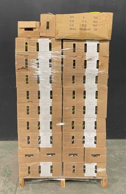 une pile de cartons posés sur une palette dans un entrepôt