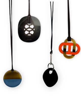 quatre colliers de couleurs différentes suspendus à un cordon noir