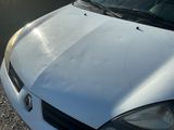 une voiture blanche garée dans un parking
