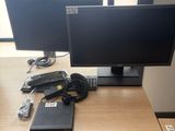 un bureau équipé de deux écrans et d'un clavier