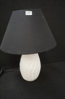 lampe de table avec un pied torsadé en marbre blanc - H : 60…