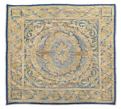 un tapis bleu et or orné d'un motif en médaillon