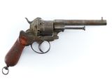 gros plan d'un revolver sur fond blanc