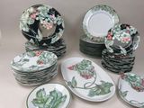 un grand nombre d'assiettes posées sur une table