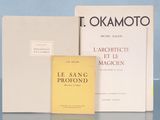 deux livres sont posés l'un à côté de l'autre sur une table