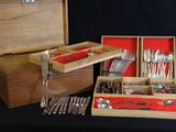 une boîte en bois contenant de l'argenterie, sur fond noir