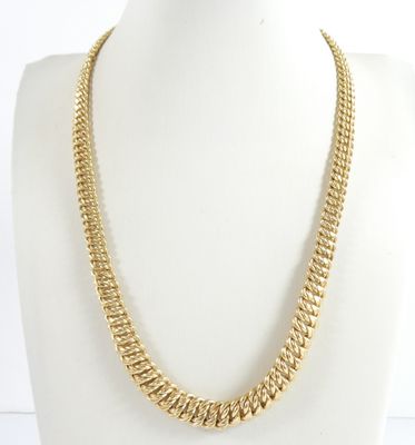 un collier à chaîne en or sur un mannequin mannequin mannequin mannequin mannequin mannequin mannequin mannequin mannequin mannequin