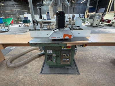 une machine posée sur une table dans une pièce