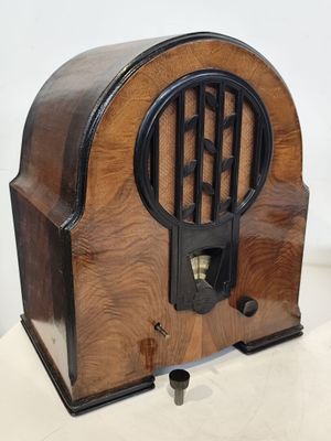 une radio à l'ancienne posée sur une table blanche