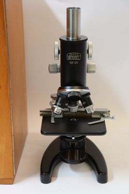 un microscope posé sur une table