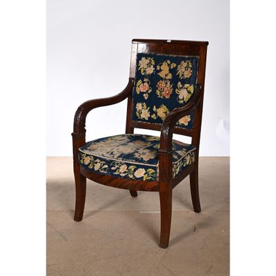 une image d'une chaise dont l'assise est recouverte d'un rembourrage floral