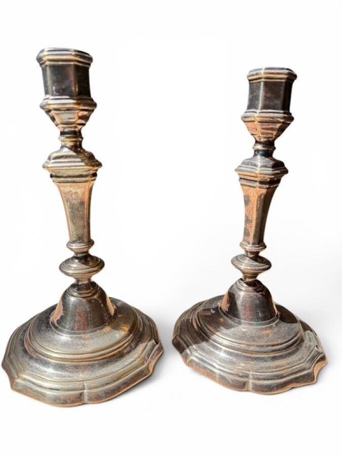 Paire de bougeoirs en bronze argenté percé à l'électricité. H 22 cm